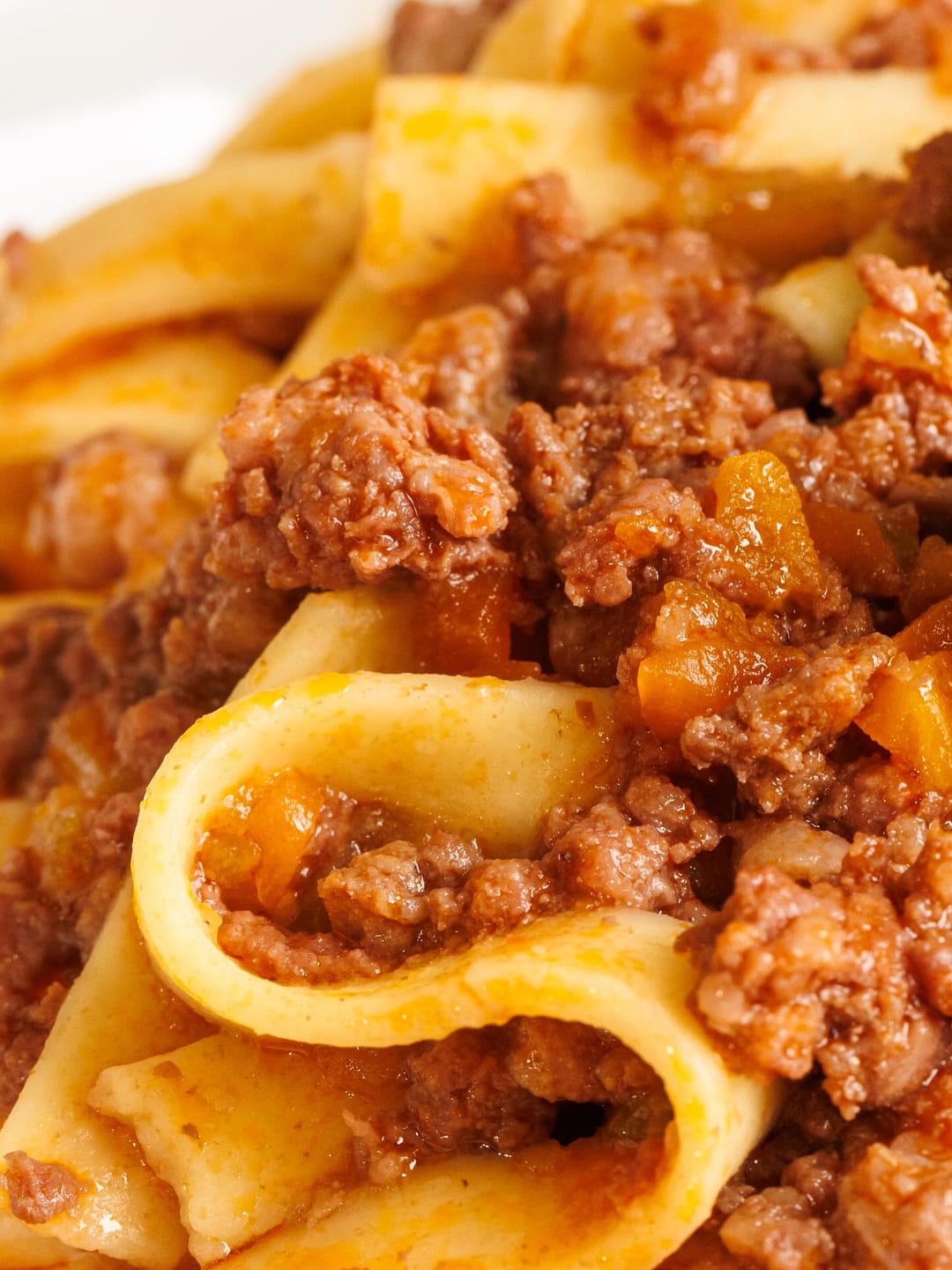 Pappardelle al ragù in primo piano.