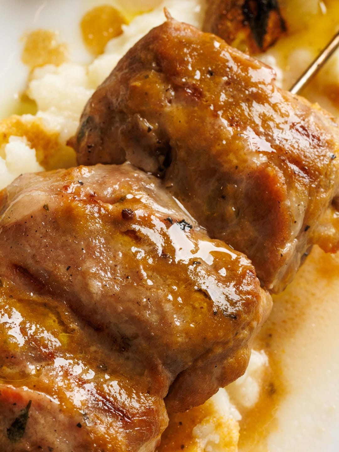 Spiedino di carne alla griglia con purè.